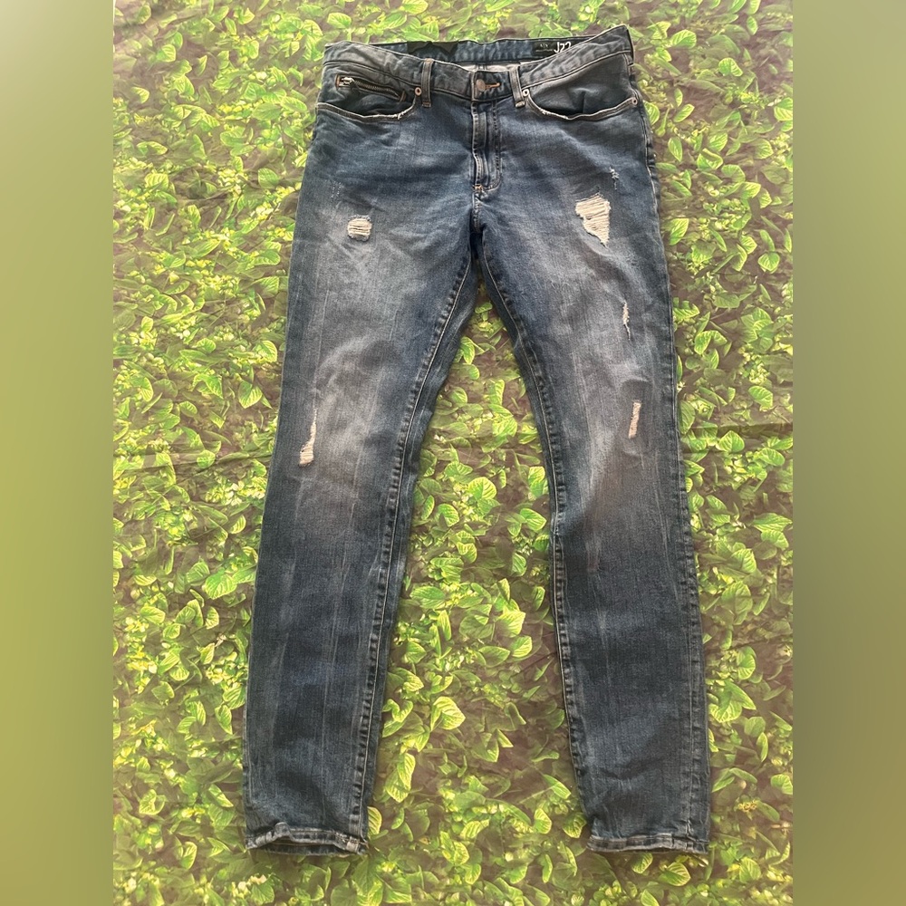 ARMANI EXCHANGE ripped, tapered fit jeans size  31